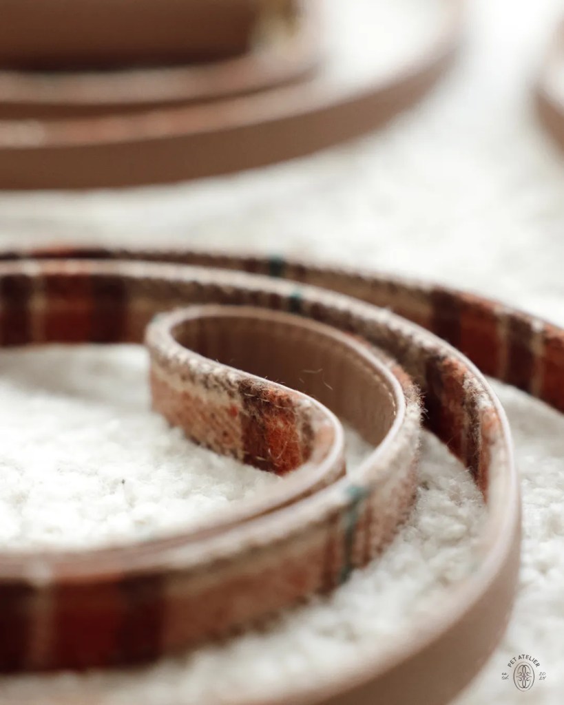 Close-up of the tartan dog leash with classic plaid fabric from Oliva Pet Atelier.