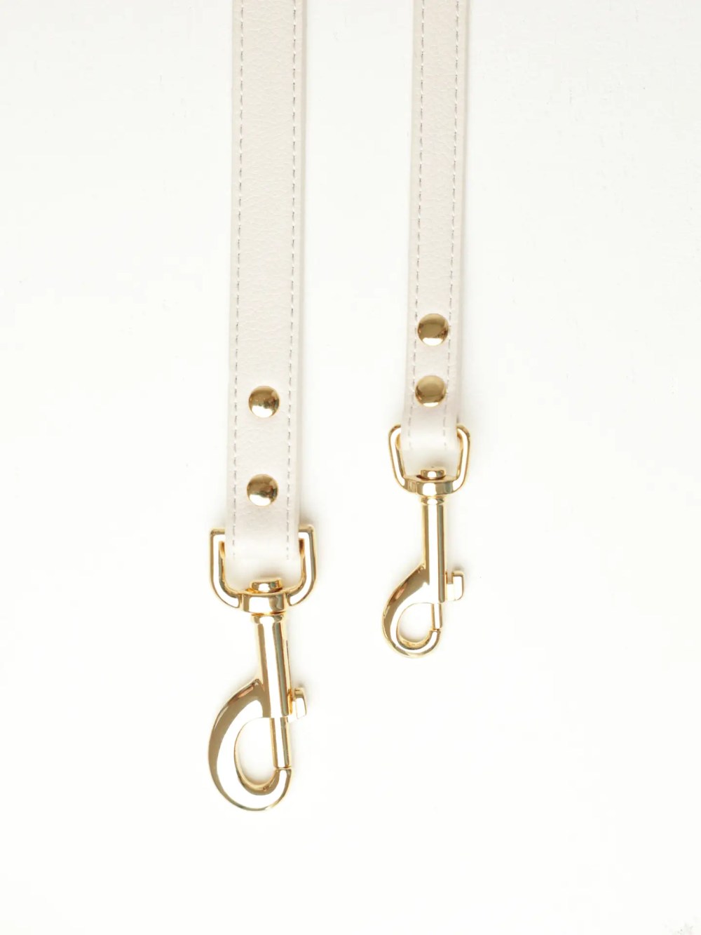 Correa para perro blanca con herrajes dorados de Oliva Pet Atelier.