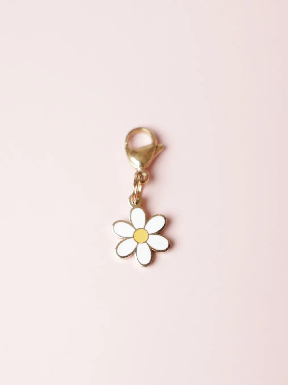 White and gold daisy flower dog charm with a minimalist finish from Oliva Atelier.