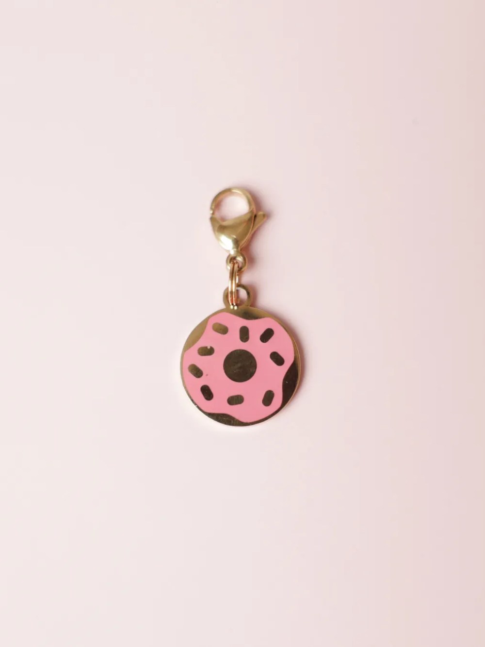 Charm para perro en forma de donut rosa esmaltado con detalles dorados Oliva Atelier.