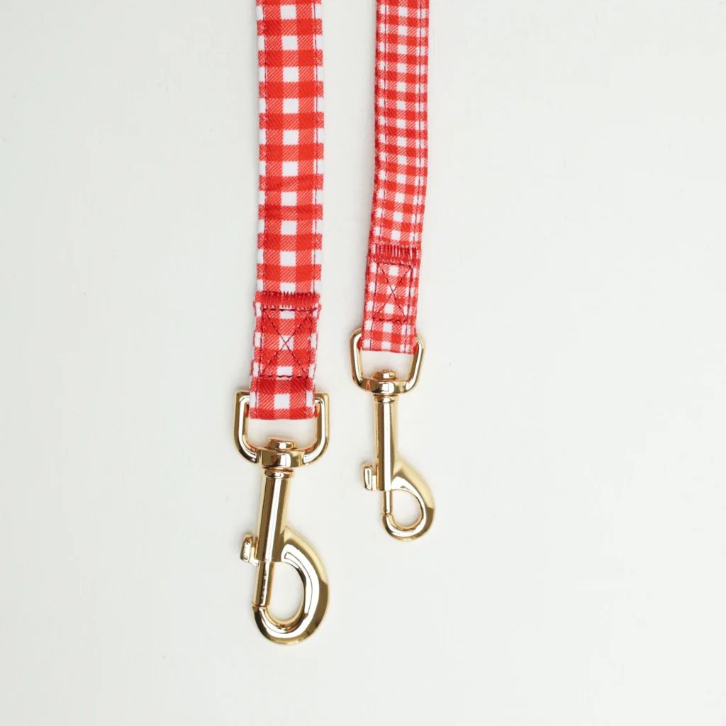 Correas para perro Vichy rojas en dos anchos, S y M, con mosquetones dorados