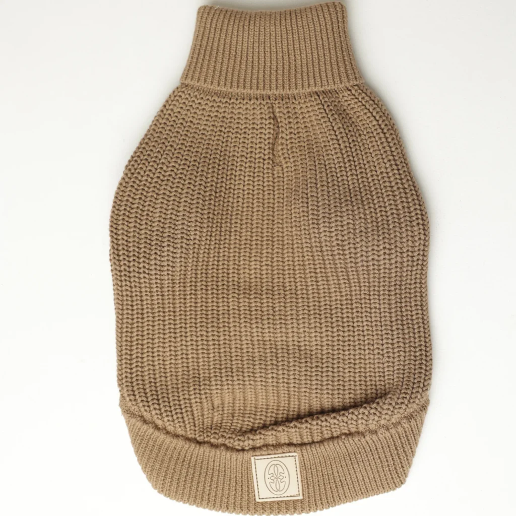 Jersey de punto de algodón para perro en marrón, con cuello alto